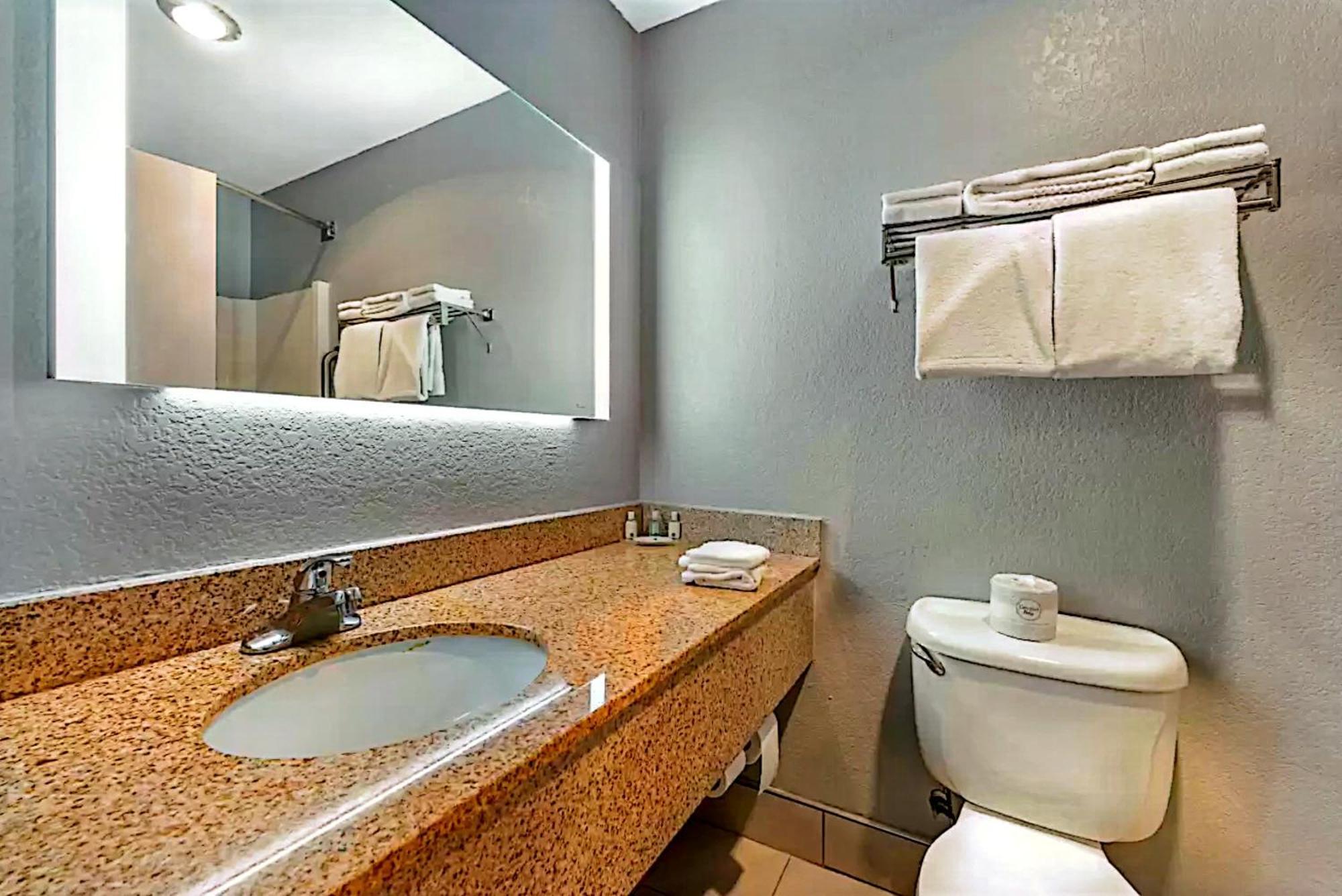 Quality Inn & Suites Manhattan Exterior foto