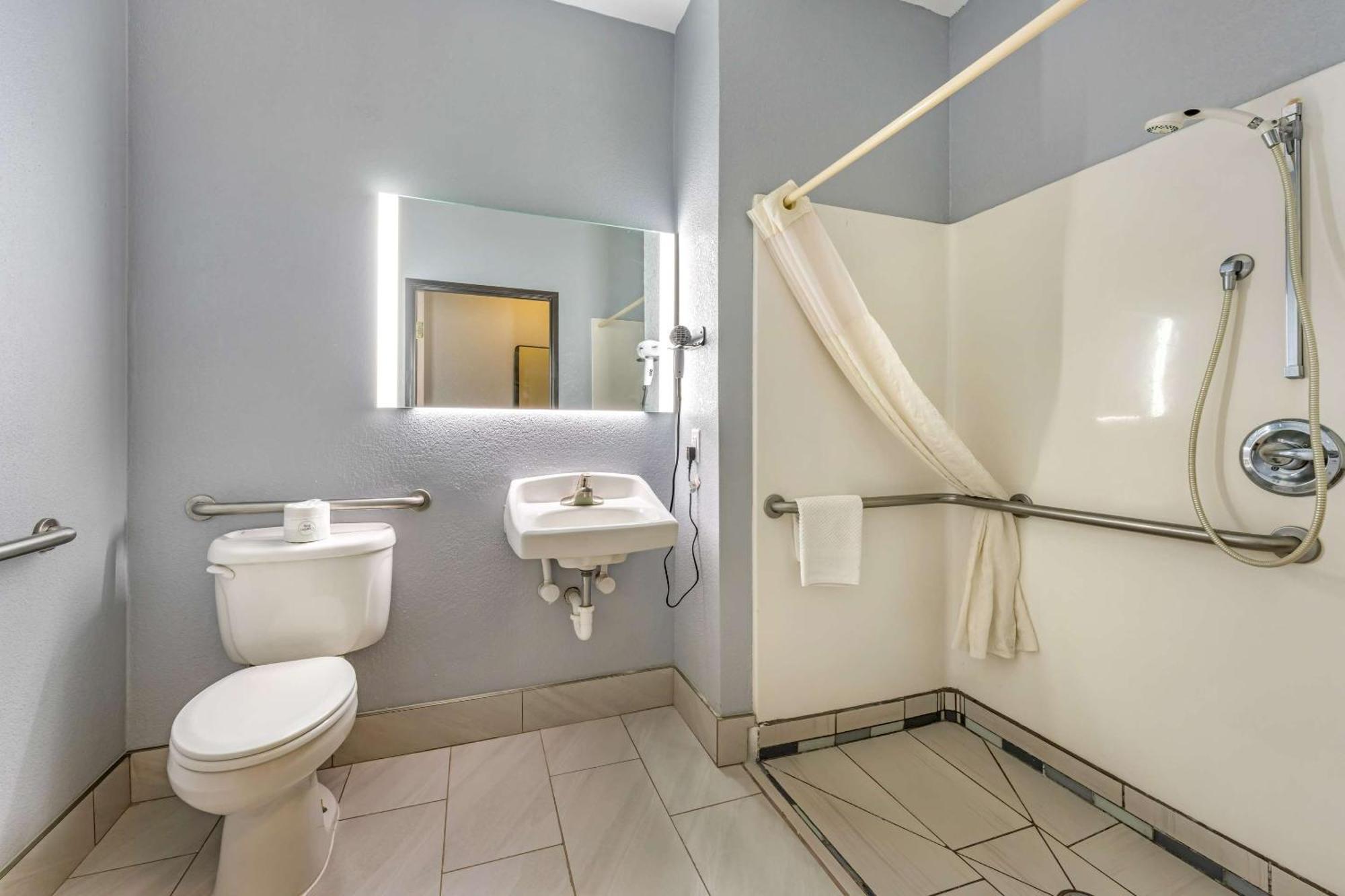 Quality Inn & Suites Manhattan Exterior foto