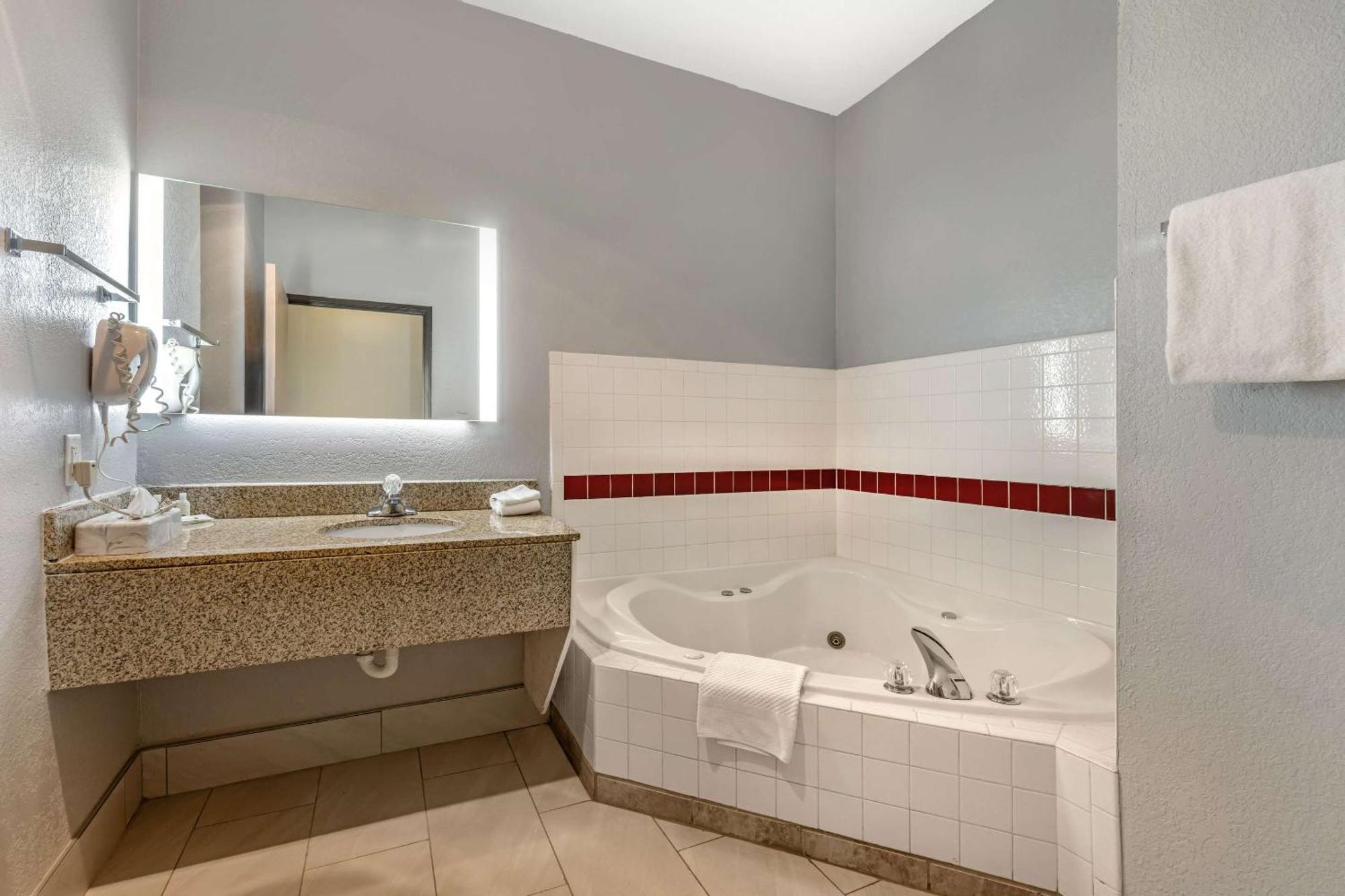 Quality Inn & Suites Manhattan Exterior foto